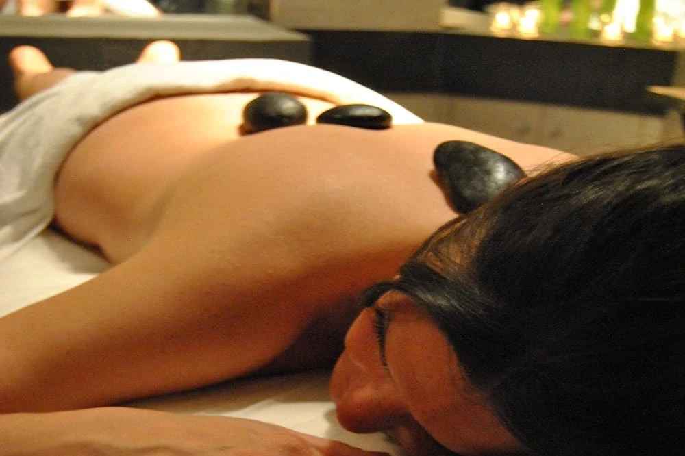 persona relajándose durante un tratamiento de bienestar - Hotel Roc Blanc