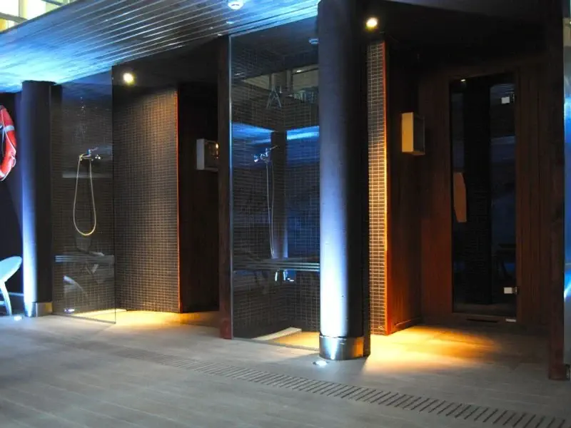 interior spa area, showers - Hotel Roc Blanc