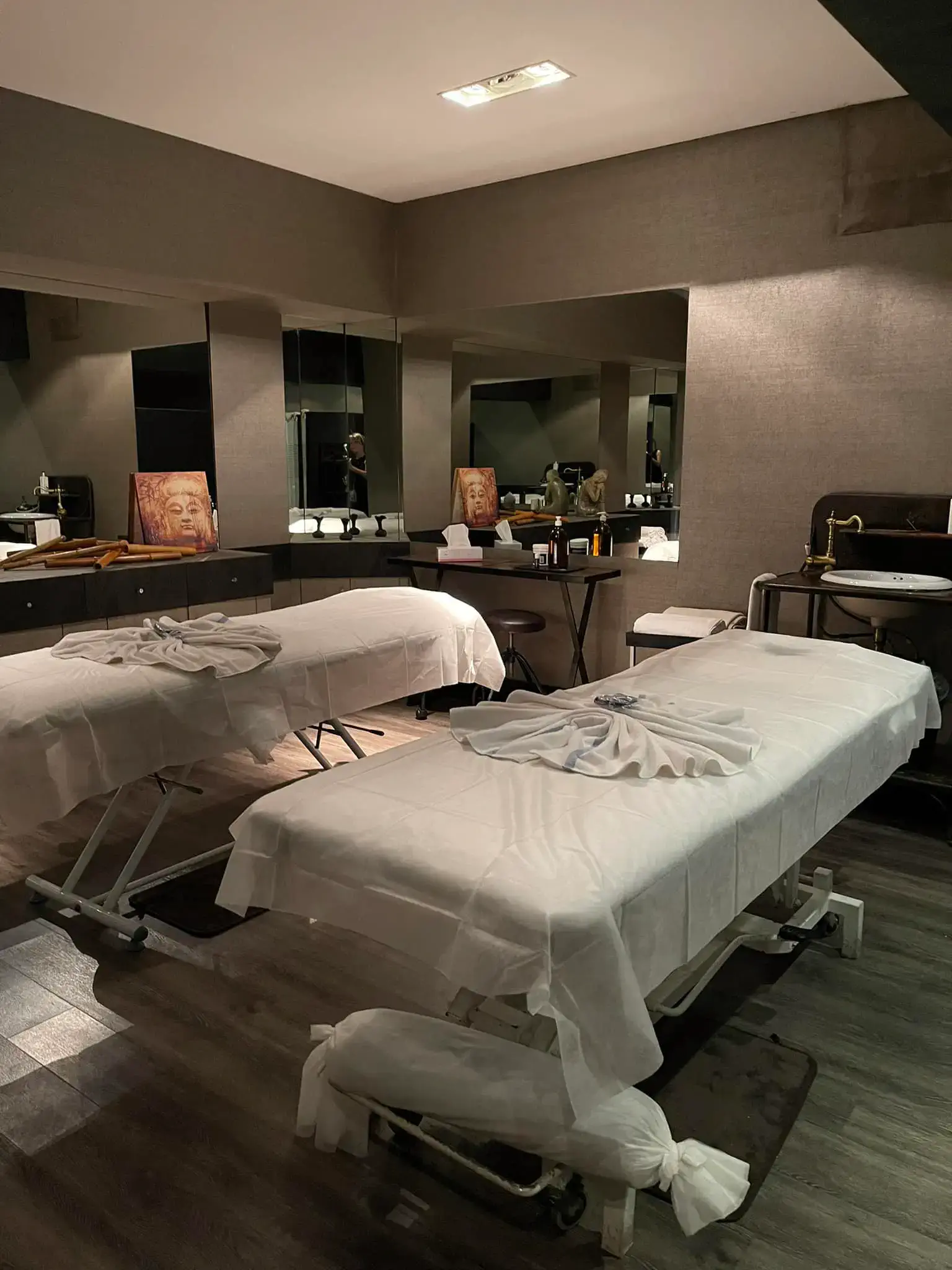 massage tables at the thermal spa - Hotel Roc Blanc