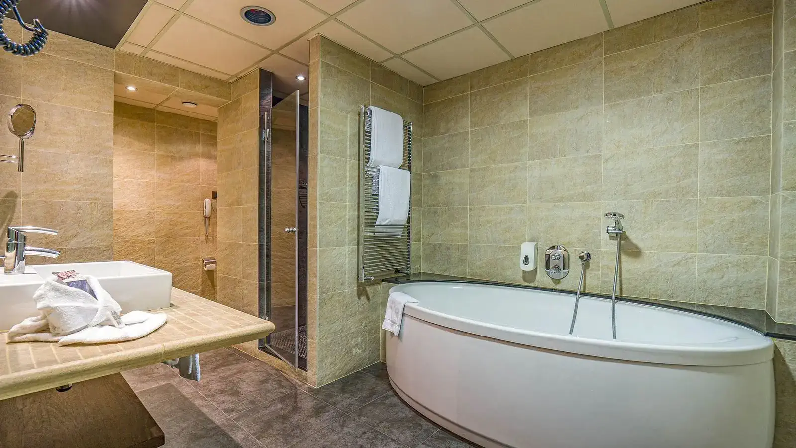 bathroom with big bathtub - deluxe room- roc blanc hotel & spa andorra