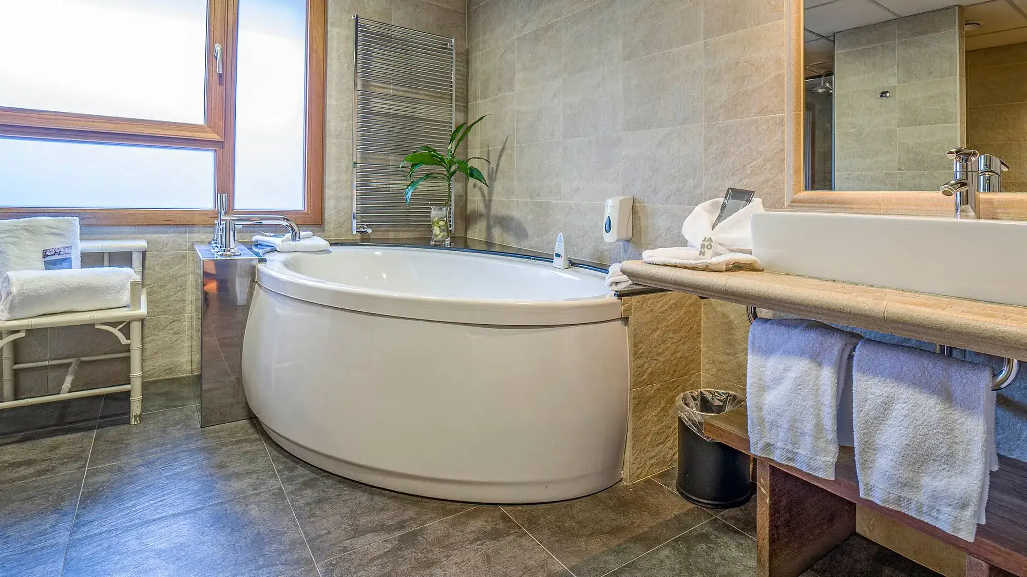 bathroom with big round bathtub - junior suite - roc blanc hotel & spa andorra