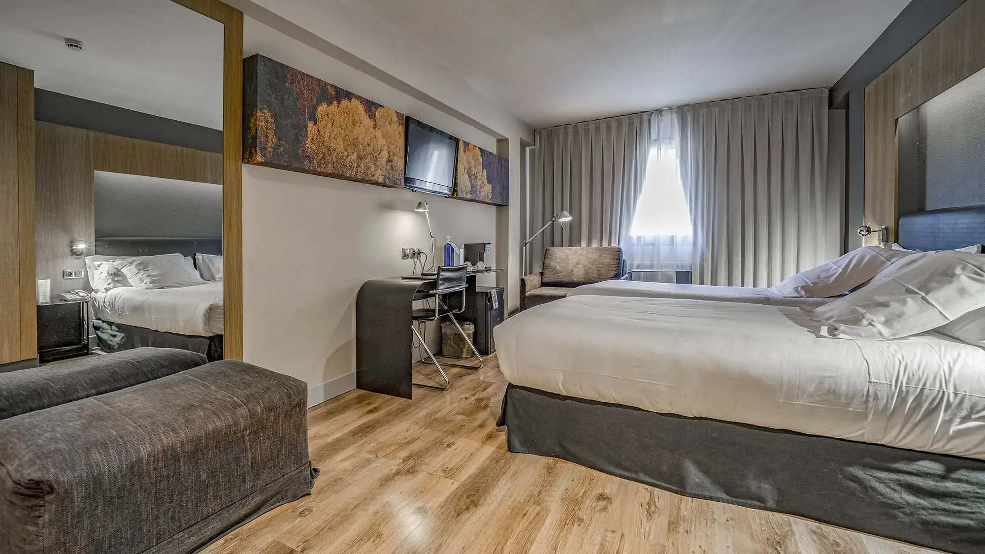 big double room with double bed, desk and chairs -standard room- roc blanc hotel & spa andorra