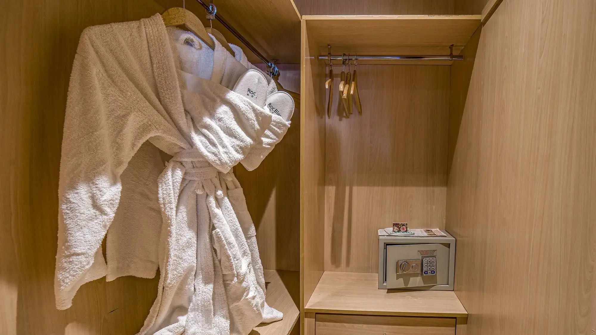 closet with bathrobe, flipflops and safe - superior room- roc blanc hotel & spa andorra
