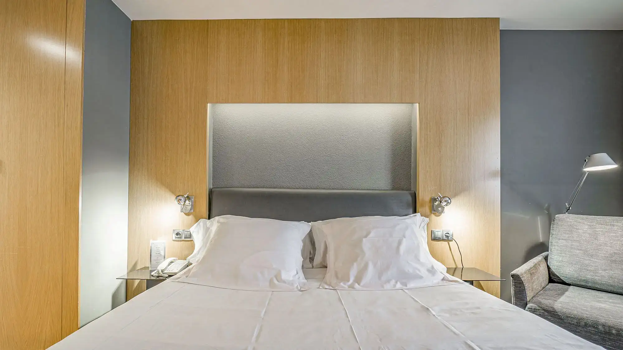 double bed in double room with grey walls - standard room- roc blanc hotel & spa andorra
