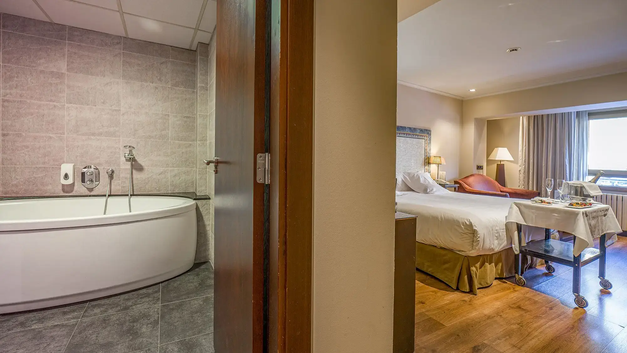 double room with nice bathroom - deluxe room- roc blanc hotel & spa andorra