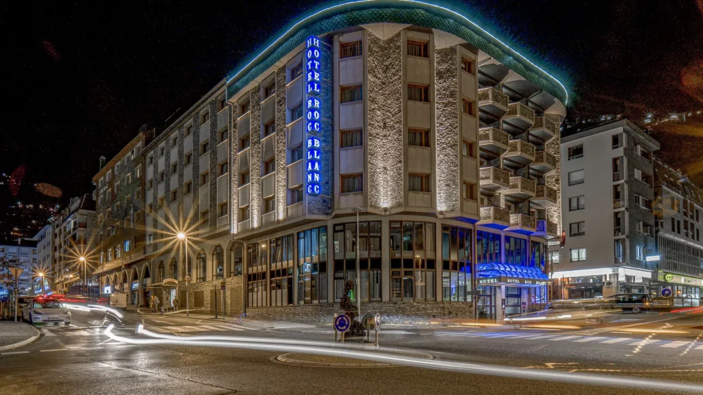 exterior del hotel de noche - roc blanc hotel & spa andorra