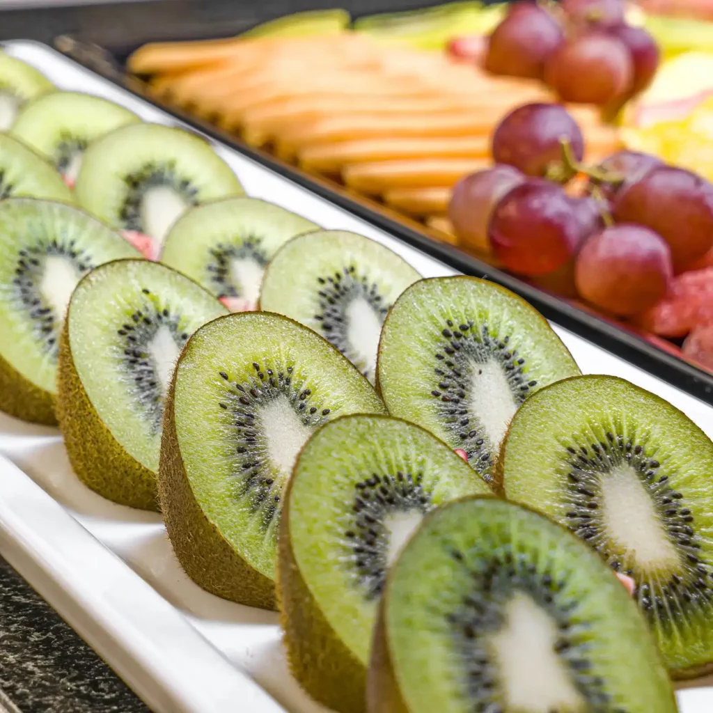 kiwi fresco y otras frutas en el desayuno bufé- roc blanc hotel & spa andorra