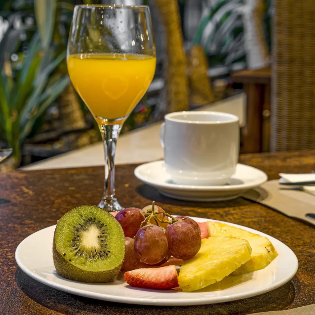 plato de fruta con zumo fresco- desayuno - roc blanc hotel & spa andorra