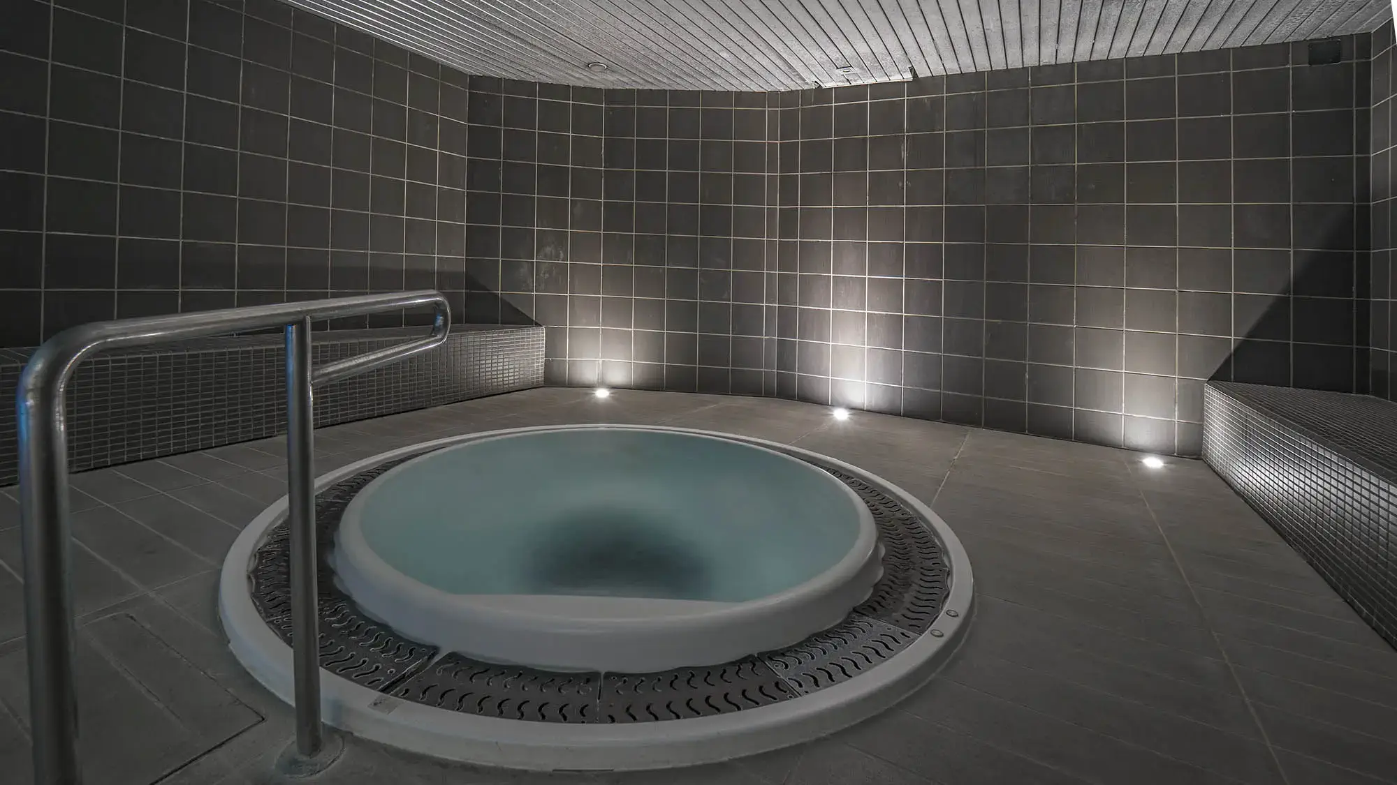 jacuzzi by night -thermal spa- roc blanc hotel & spa andorra