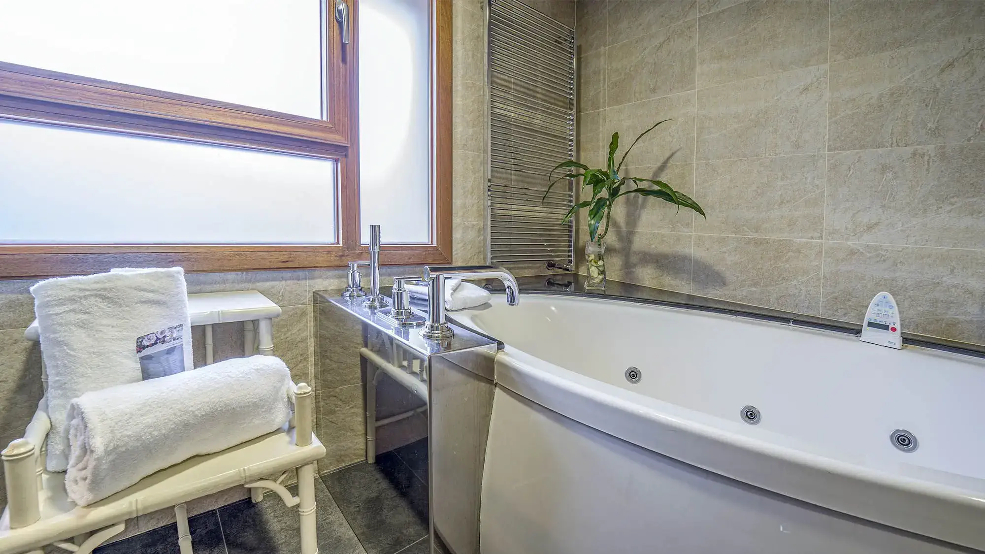 jacuzzi in bathroom - deluxe room- roc blanc hotel & spa andorra