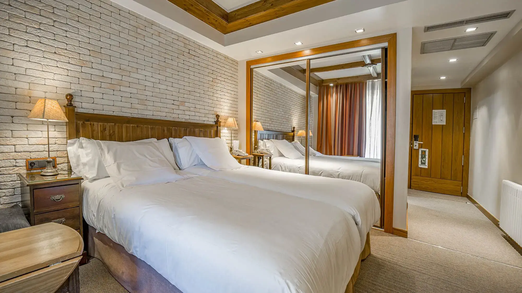 luxurious and bright doubel room with double bed and big mirror - deluxe room- roc blanc hotel & spa andorra