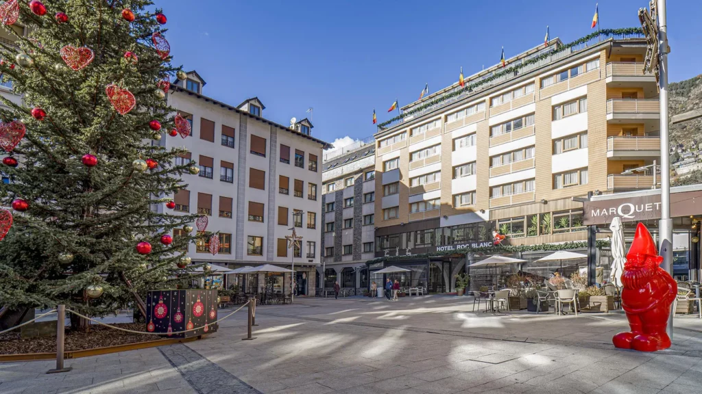 plaza con arbol de navidad - roc blanc hotel & spa andorra