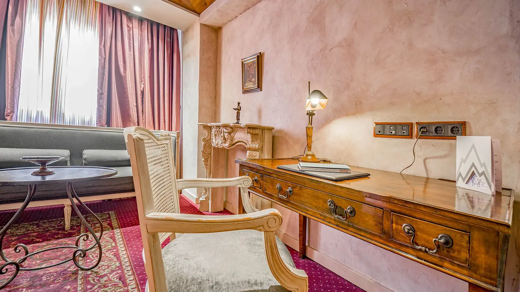 room details chair with desk - junior suite - roc blanc hotel & spa andorra