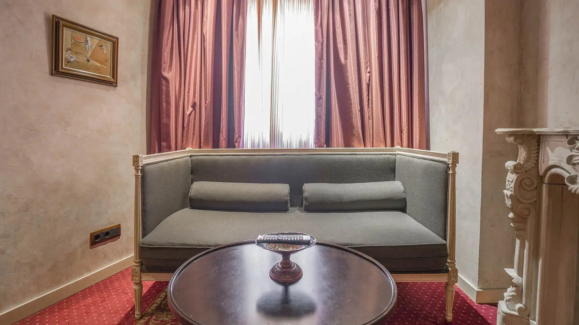 sitting area with couch in hotel room - suite-roc blanc hotel & spa andorra