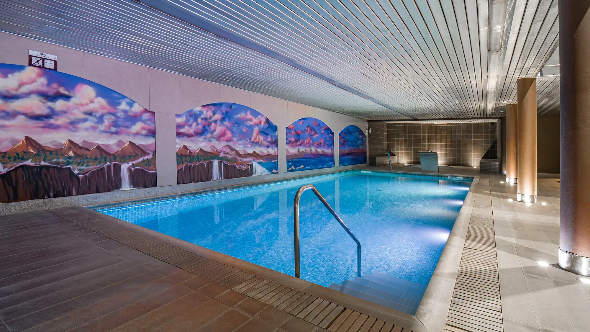 swimming pool with decorated walls - Hotel Roc Blanc