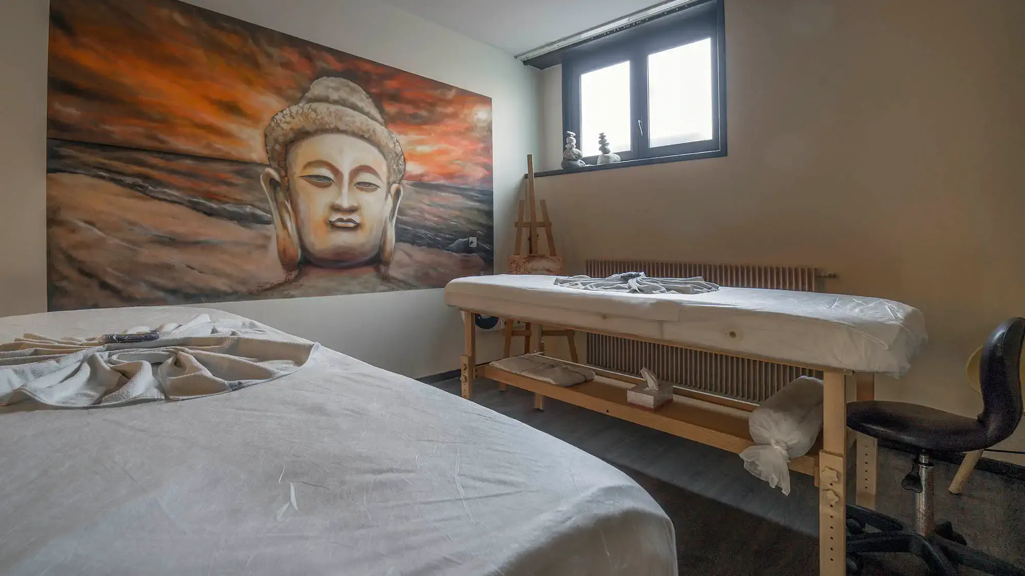 treatment room thermal spa with buddha painting - Hotel Roc Blanc