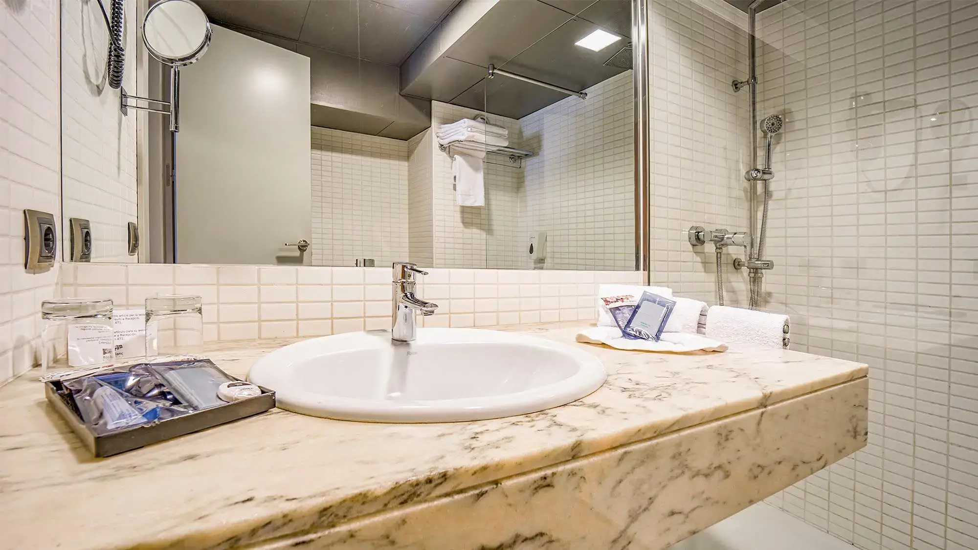 white bathroom - classic room - roc blanc hotel & spa andorra