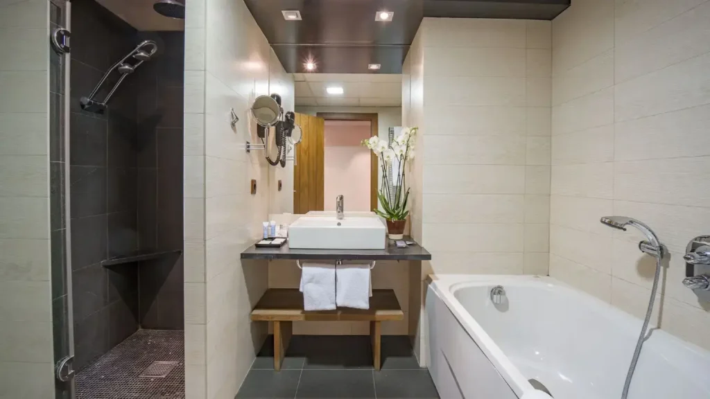 bathroom deluxe with balcony - Roc Blanc Hotel & Spa Andorra
