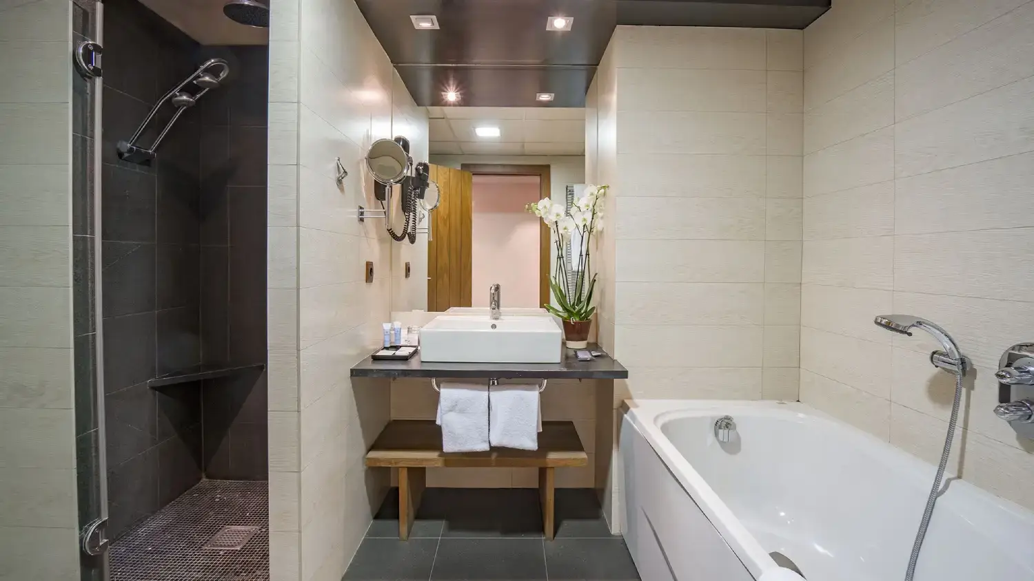 bathroom deluxe with balcony - Roc Blanc Hotel & Spa Andorra