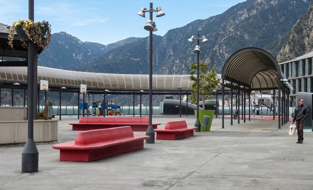 Qué ver en Andorra la Vella-plaça del poble andorra