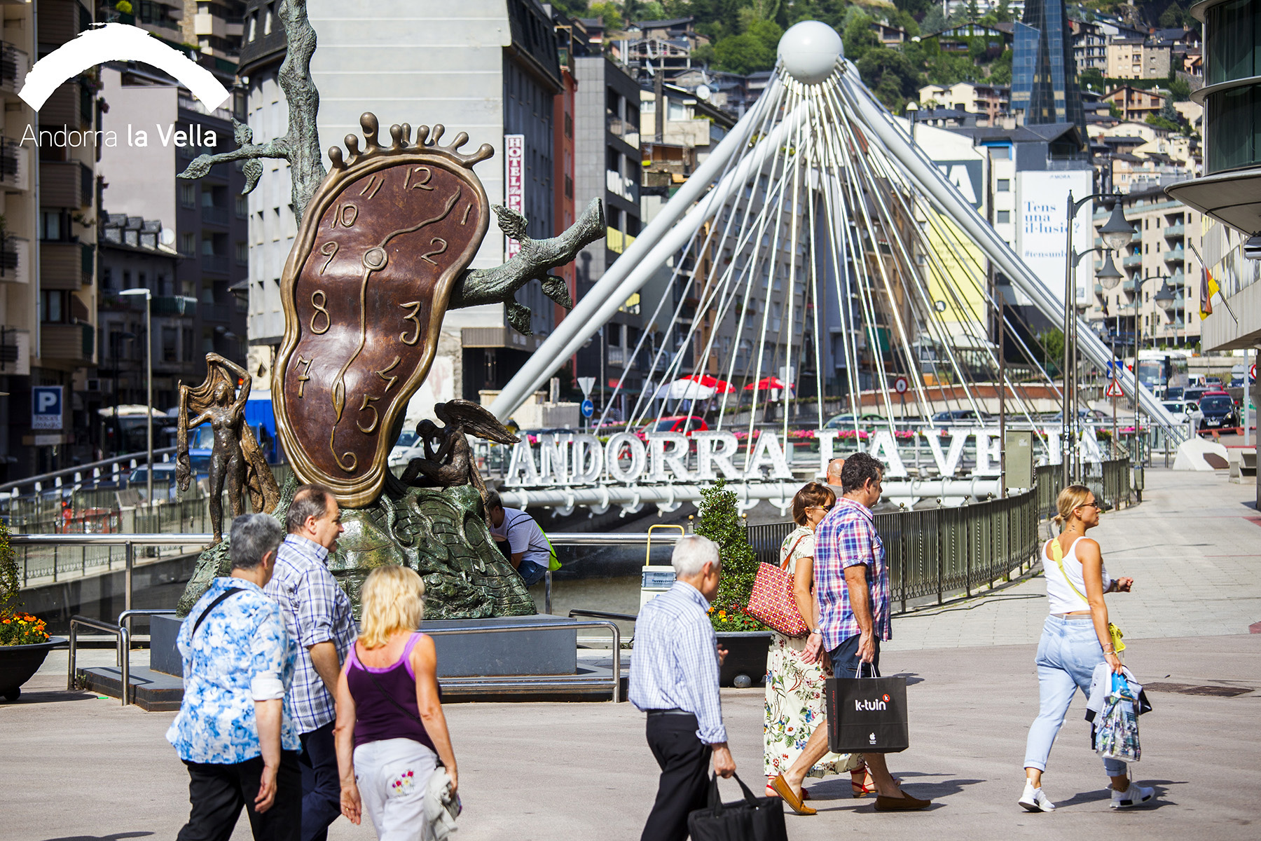 Un grupo de personas atravesando el puente de París en el centro histórico de Andorra la Vella