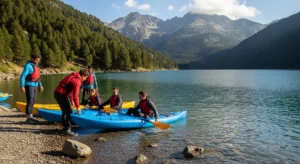 Un grupo de personas preparándose para hacer kayak en un lago de Andorra en verano
