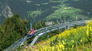 personas en una montaña rusa disfrutando de Andorra en familia.
