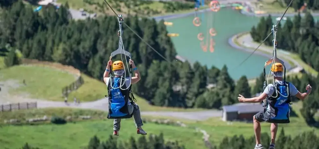 Personas disfrutando del zip line en Mont Magic de Andorra