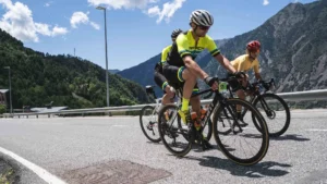 Un grupo de persona realizando ciclismo en Andorra