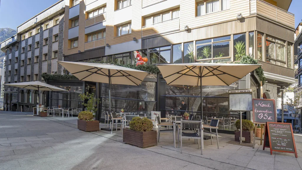 Terraza del Restaurante L’Entrecôte, en el corazón de Escaldes-Engordany