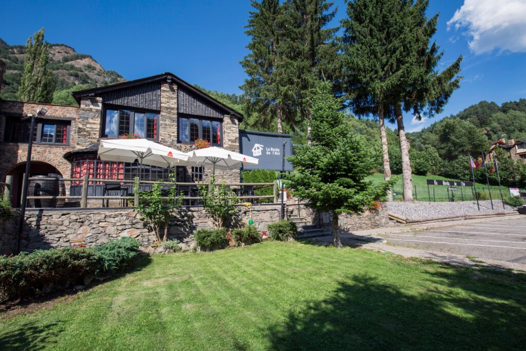 Terraza en Andorra del Restaurant La Borda Xixerella, con amplio patio y vegetación.