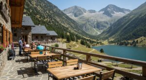 Una terraza en Andorra con hermosas vistas al lago rodeado de naturaleza.