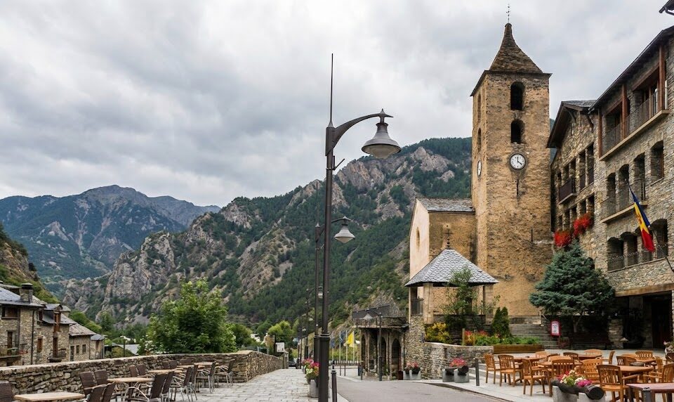 Vista del casco antiguo de Ordino con la torre de la iglesia de Sant Corneli i Sant Cebrià.